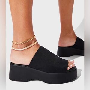 NWOT Steve Madden Slinky30 Black Sandals